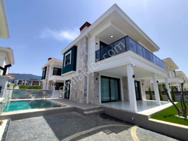 Kuşadası Davutlar’da Satılık Müstakil Villa