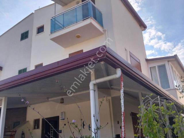 kuşadası Davutlar’da Satılık Triplex Villa