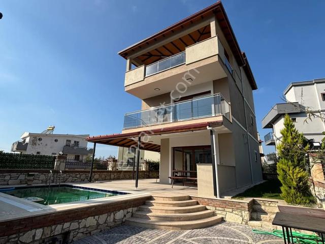 Kuşadası Davutlar’da Tam Müstakil, Özel Havuzlu 4+1 Lüks Satılık Villa