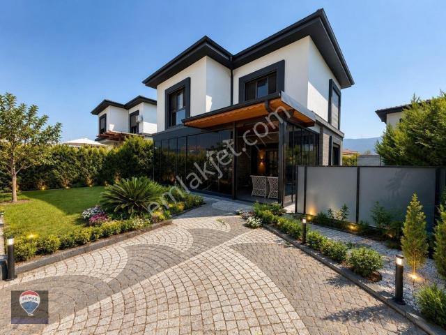 Kuşadası Davutlar’da 3+1 Eşyalı Özel Havuzlu Satılık Modern Villa