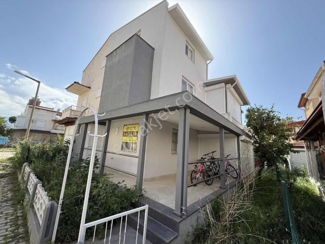 Kuşadası Davutlar Denize 600 Metre Satılık Eşyalı 4+1 Villa