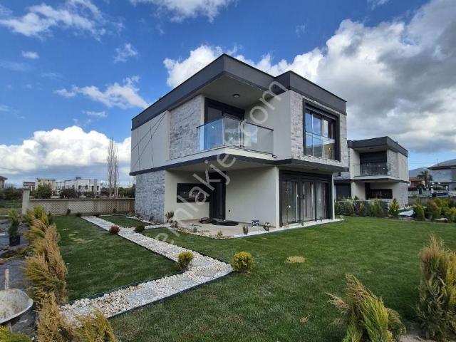 Acil Satılık Davutlar Güzelçamlı Geniş Bahçeli Müstakil Villa