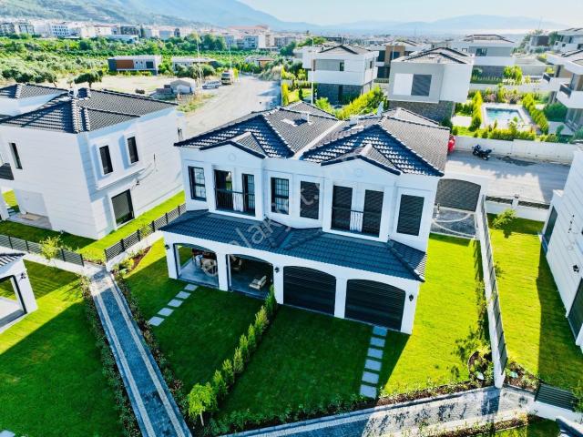 Kuşadası Davutlar Havuzlu Site İçerisinde Sıfır 3+1 Villalar