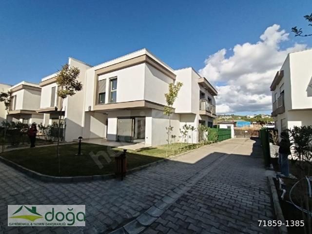 Kuşadası Davutlar Sahil Yolun Altı Köşe Konum Bahçeli 3+1 Satılık Villa