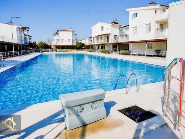 Kuşadası Davutlar Sahilinde Denize 300 Mt Satılık 4+1 Villa