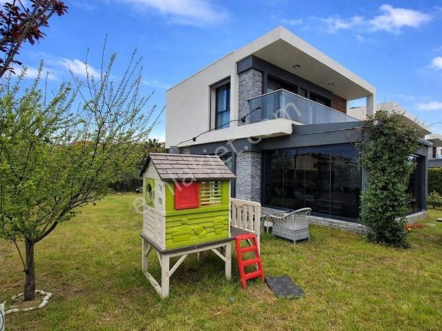 Kuşadası Davutlar Satılık 3+1 Villa Köşe Konumlu Villa