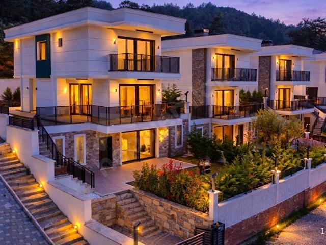Kuşadası Davutlar Satılık Villa Deniz Manzaralı 5+2 Havuzlu