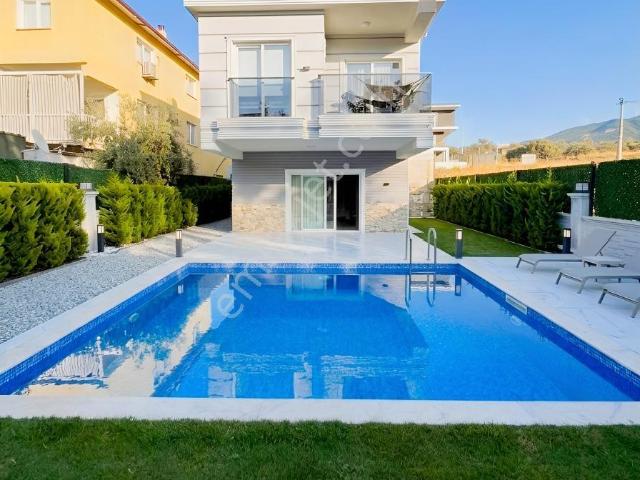 Kuşadası Davutlarda 3+1 Eşyalı Satılık Özel Havuzlu Villa