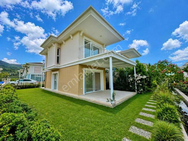 Kuşadası Davutlarda 3+1 Sıfır Açık Kapalı Havuzlu Konseptli Sitede Satılık Villa