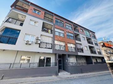 Kuşadası Davutlar'da Ara Kat Ebeveyn Banyolu Satılık 2+1 Daire