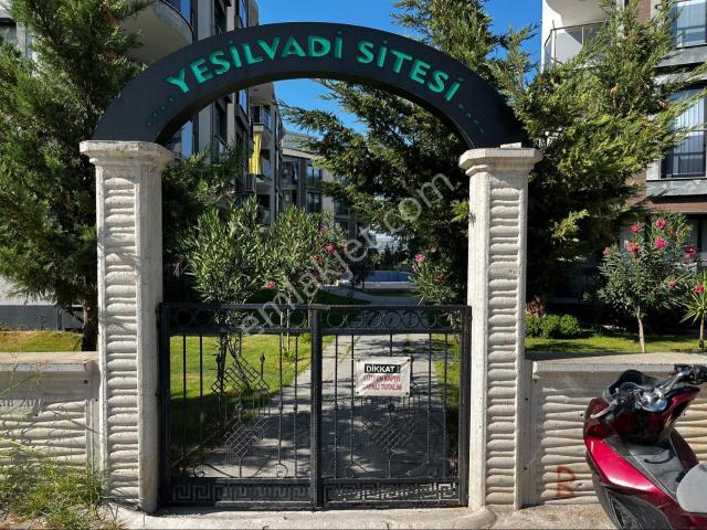 Kuşadası Davutlarda Geniş Bahçe Kullanımlı Havuzlu Sitede Satılık1+1
