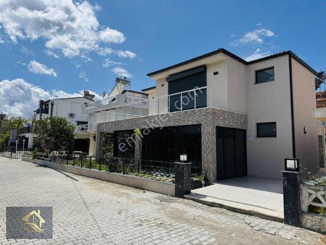 Kuşadası Davutlar'da Denize Sıfır Satılık 4+1 Müstakil Villa