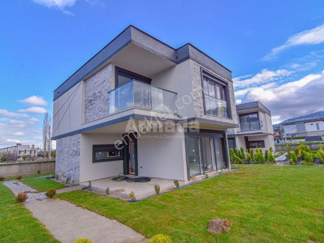Kuşadası Davutlar'da Denize Yürüme Mesafesinde 3+1 Villa