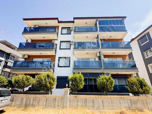 Kuşadası Davutlar'da Kapalı Otoparklı Bahçeli Satılık 1+1 Daire