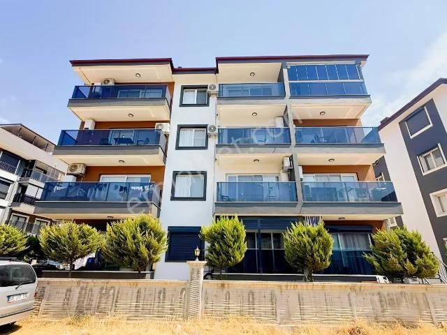 Kuşadası Davutlar'da Kapalı Otoparklı Bahçeli Satılık 1+1 Daire