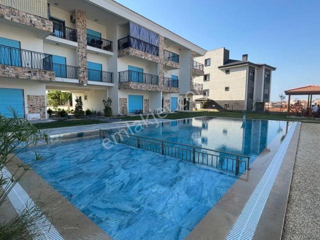 Kuşadası Davutlar'da Havuz Manzaralı Kiralık 2+1 Residence