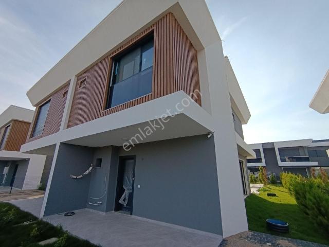 Kuşadası Davutlar'da Müstakil Havuzlu Yeni Projede 3+1 Satılık Villa