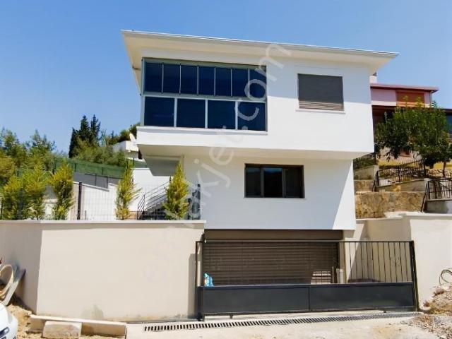Kuşadası Davutlar'da Müstakil Villa Kapalı Otopark Bahçe Manzara