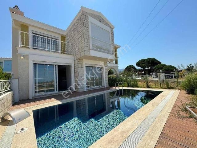 Kuşadası Davutlarda Tek Müstakil Özel Havuzlu Ve Garajlı 4+1 180m2 Deniz Manzaralı Lux Villa