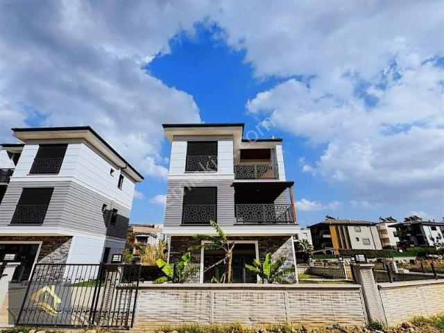 Kuşadası Davutlar'da Tek Müstakil Havuzlu Satılık 3+1 Villa