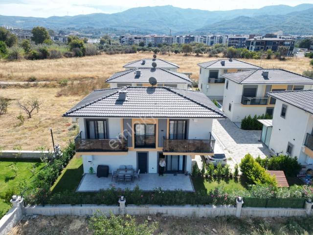 Kuşadası Davutlarda Yolun Altında 3+1 Eşyalı Tam Müstakil Sıfır