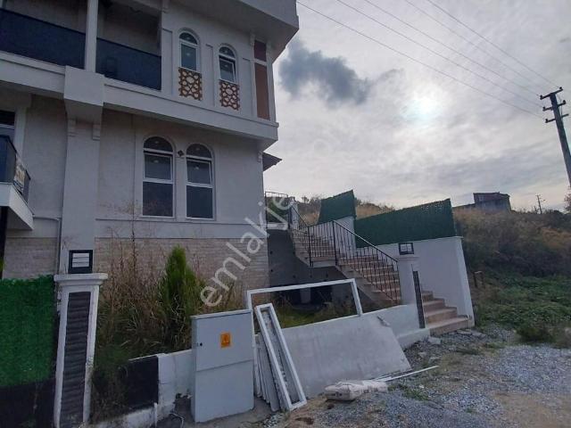 Kuşadası Davutlar'da Yarı Müstakil 3+1 Satılık Villa