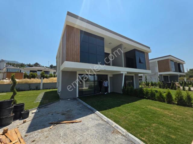 Kuşadası Davutlarda Yeni, Bahçeli Ve Havuzlu 3+1 Müstakil Villa