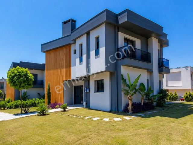 Kuşadası Değirmendere'de Müstakil Havuzlu 4+1 Modern Villa