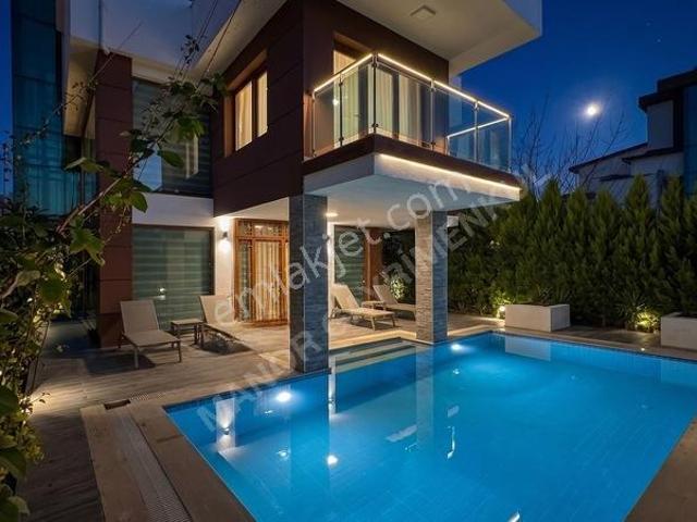 Kuşadası Değirmendere'de Müstakil Havuzlu 5+1 Lüks Villa
