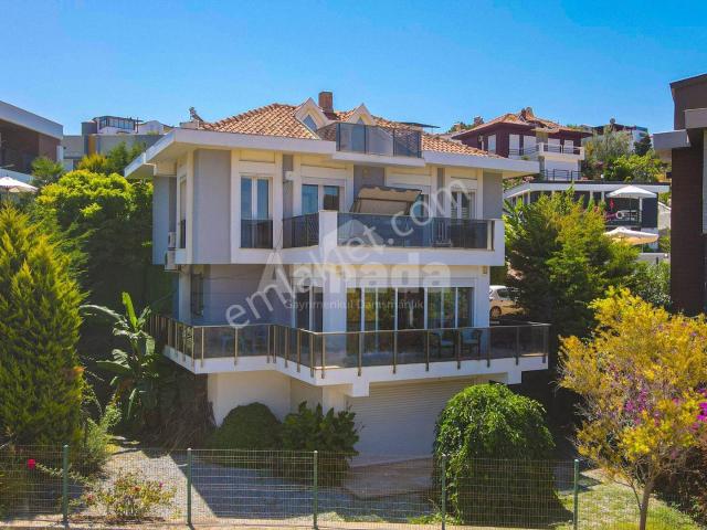 Kuşadası Değirmendere'de Deniz Manzaralı Lüks 4+1 Satılık Villa