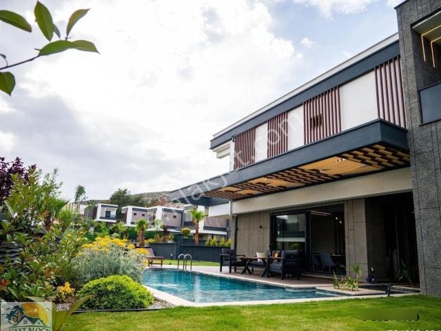 Kuşadası Değirmendere'de Full Eşyalı 520 M2 Arsa İçi 4+1 Villa