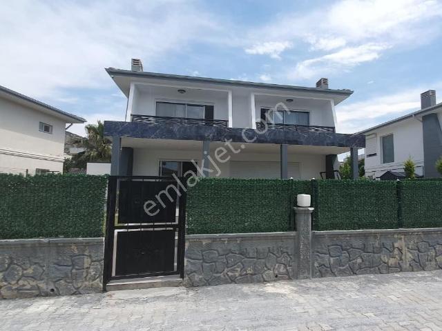 Kuşadası Değirmendere'de Havuzlu Site İçinde 4+1 Müstakil Villa