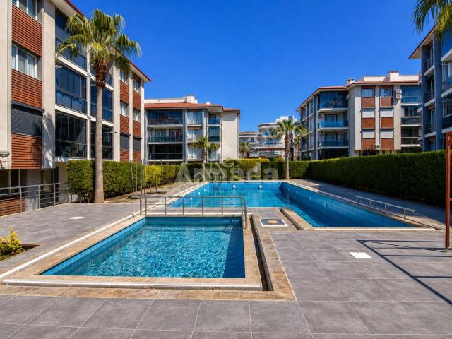 Kuşadası Değirmenderede Havuzlu Sitede Köşe Konumlu 2+1 Daire
