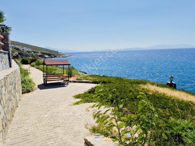 Kuşadası Denize Sıfır Site İçerisinde Satılık 3+1 Villa