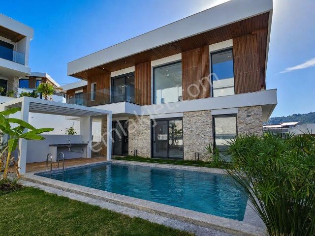 Kuşadası Ege Mahallesi’nde Deniz Manzaralı Özel Havuzlu Villa