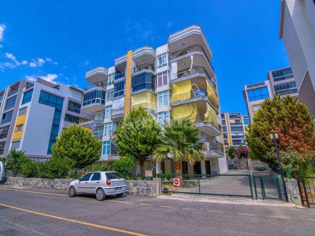 Kuşadası Ege Mahallesi'nde Deniz Manzaralı Satılık 3+1 Daire