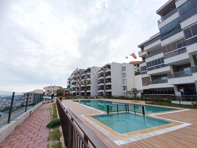 Kuşadası Ege Mahallesinde Eşyalı Satılık Geniş 3+1 Daire