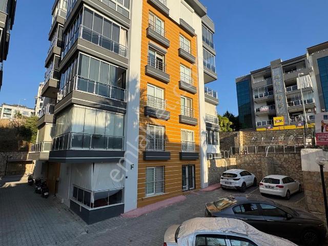 Kuşadası Ege Mahallesinde Full Eşyalı Geniş 3+1 Satılık Daire
