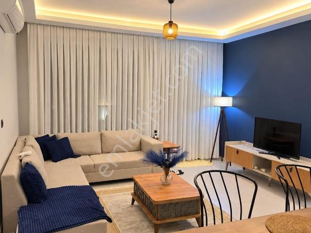 Kuşadası Ege Mahallesinde Havuzlu Sitede Otoparklı Modern Daire