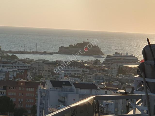 kuşadası Ege Mahallesi'nin Kalbinde, Zamana Meydan Okuyan 2+1