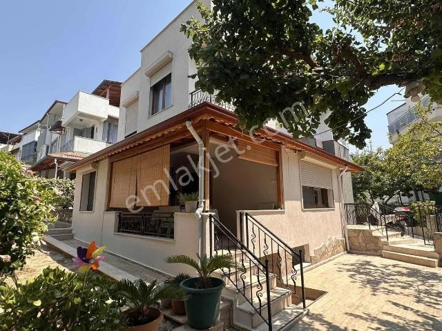 Kuşadası Gülhan Arın Bulvarı Üzeri 3+1 Tripleks Villa
