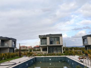 Kuşadası Güzelçamlıda Tek Müstakil Havuzlu Site İçinde Sıfır Satılık Villa