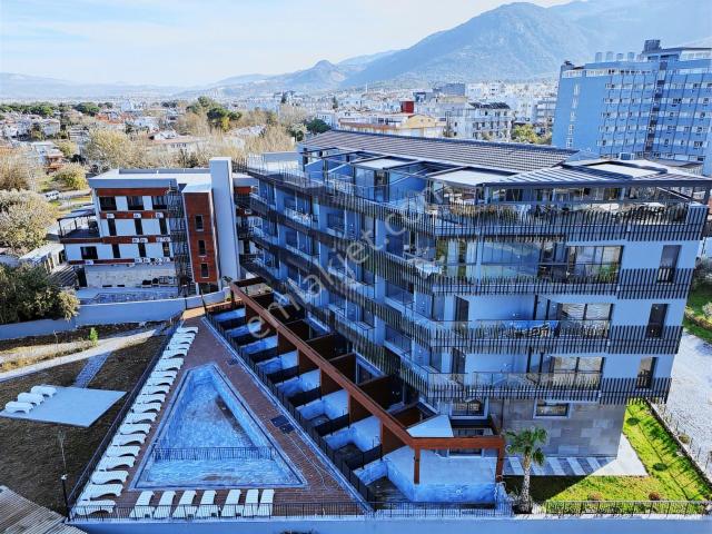 Kuşadası Güzelçamlıda Deniz Manzaralı Lüks Satılık Çatı Dubleks