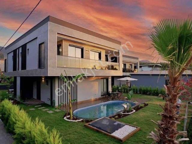 Kuşadası Güzelçamlı'da Denize 950 Mt Satılık Özel Havuzlu Villa