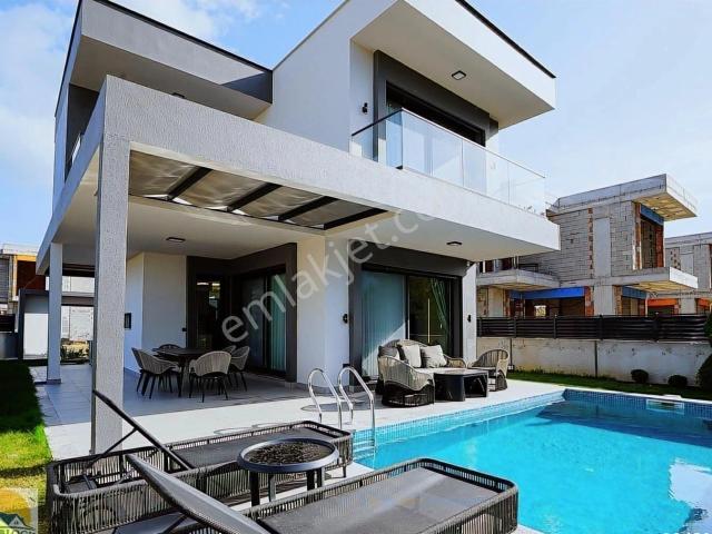 Kuşadası Güzelçamlı'da Full Eşyalı denize Yakın Müstakil Villa