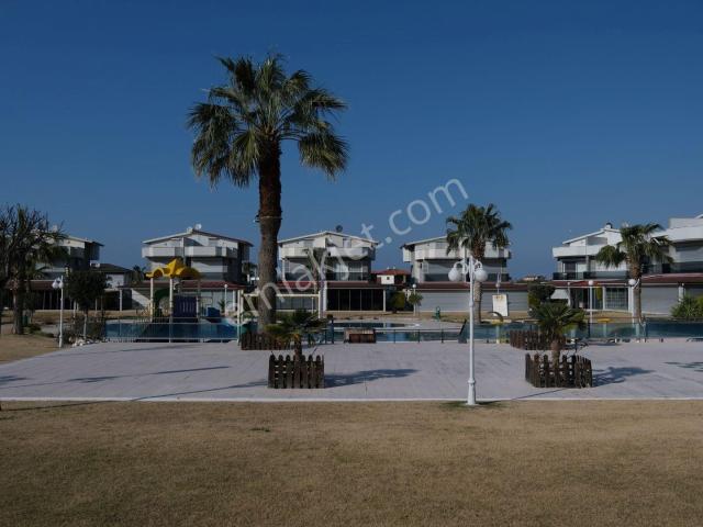 Kuşadası Güzelçamlı Da Havuzlu Sitede Güvenlikli Yazlık Villa