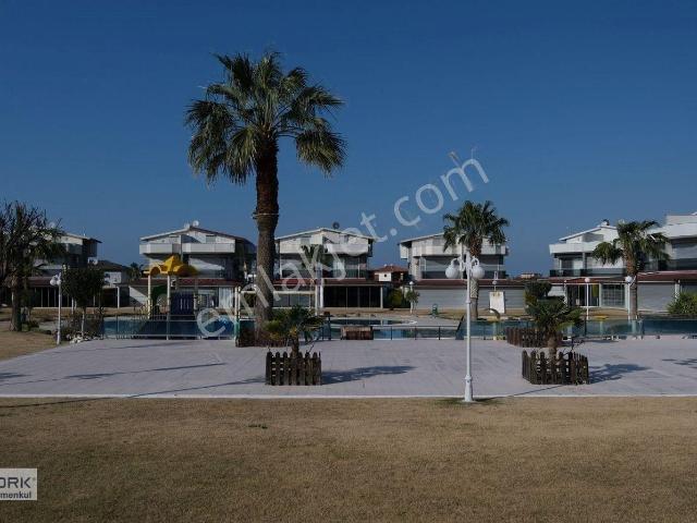Kuşadası Güzelçamlı Da Havuzlu Sitede Güvenlikli Yazlık Villa
