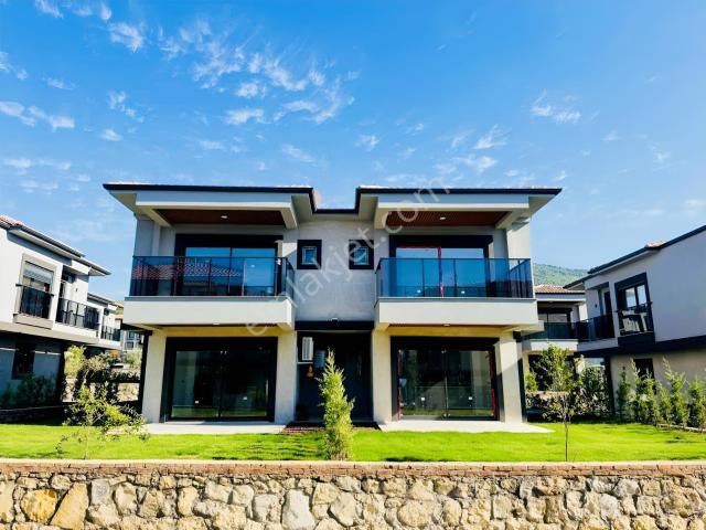 Kuşadası Güzelçamlı'da Özel Otoparklı Geniş Bahçeli 3+1 Villa