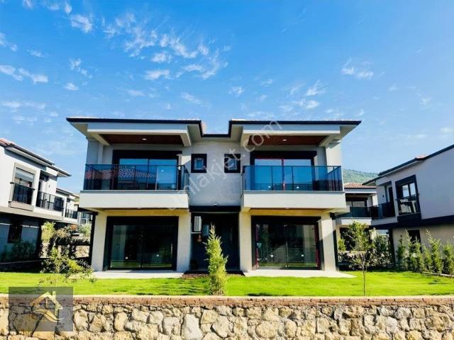 Kuşadası Güzelçamlı'da Özel Otoparklı Geniş Bahçeli 3+1 Villa