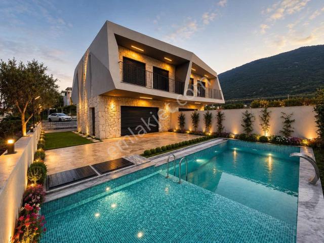Kuşadası Güzelçamlı'da Özel Havuzlu Satılık 3+1 Fırsat Villa